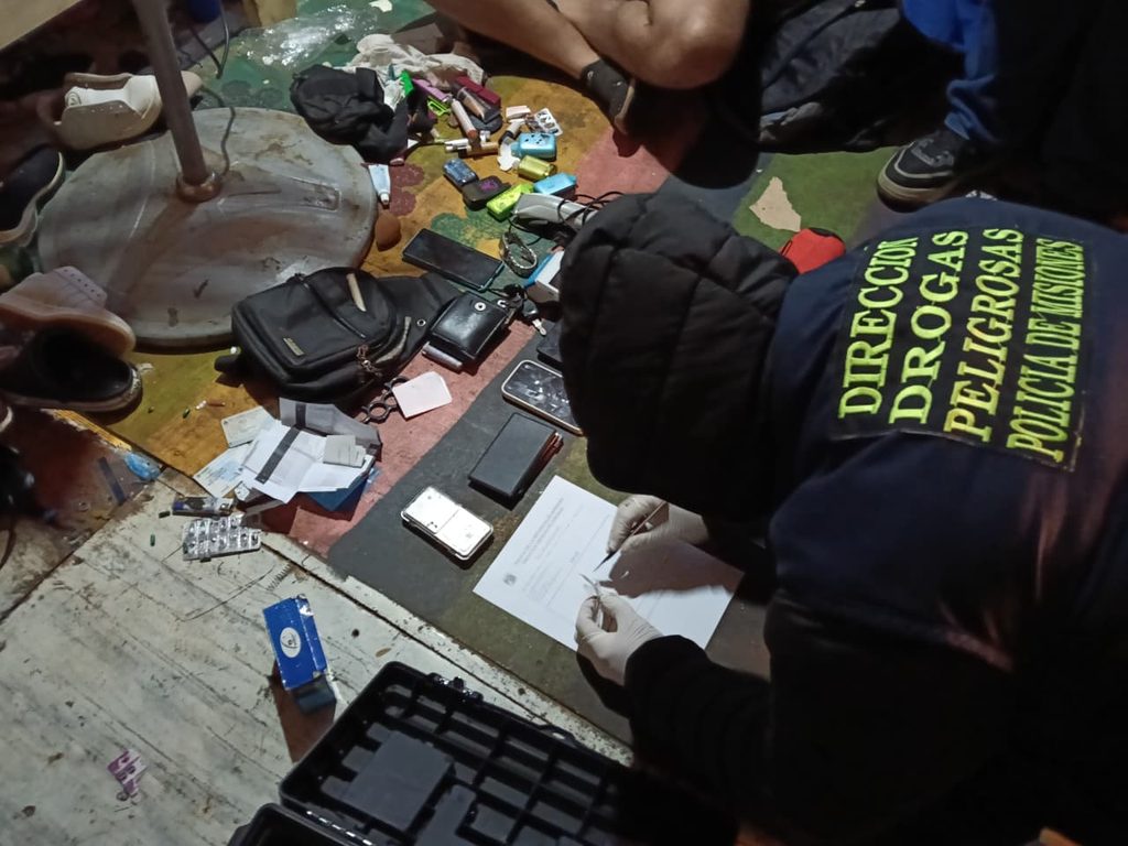 Cinco detenidos en Posadas tras siete allanamientos: secuestraron droga, municiones y dinero en efectivo 4 8 - cinco detenidos 4 - 7