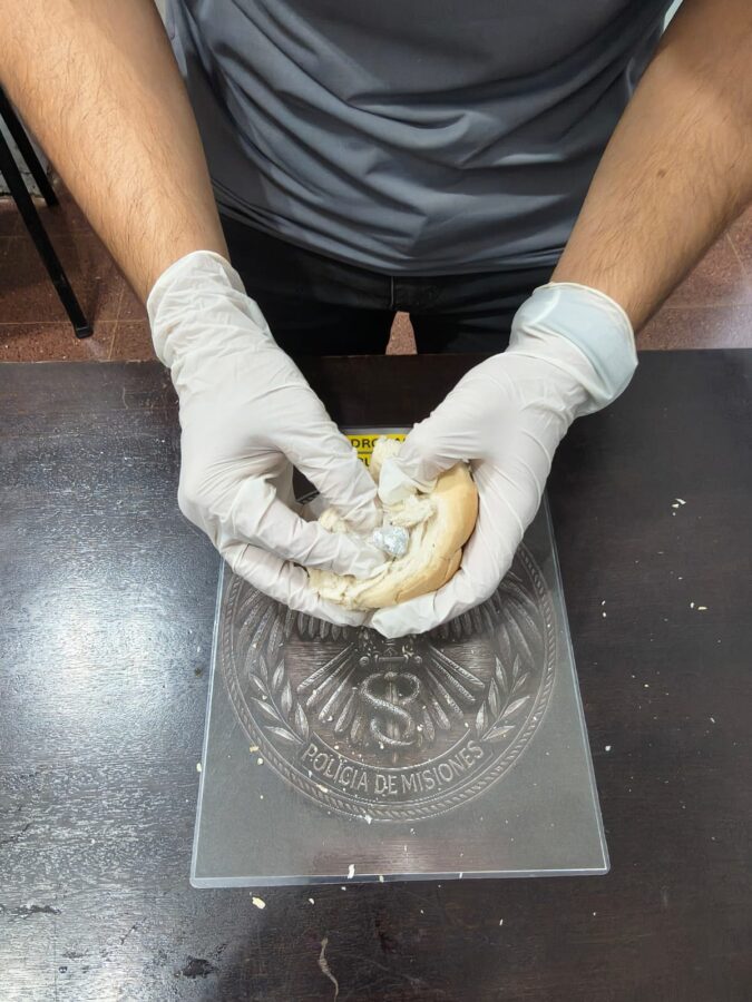 Intentó ingresar cocaína oculta dentro de una galleta para un detenido en Puerto Iguazú 1 2 - cocaina en comisaria 2 - 1