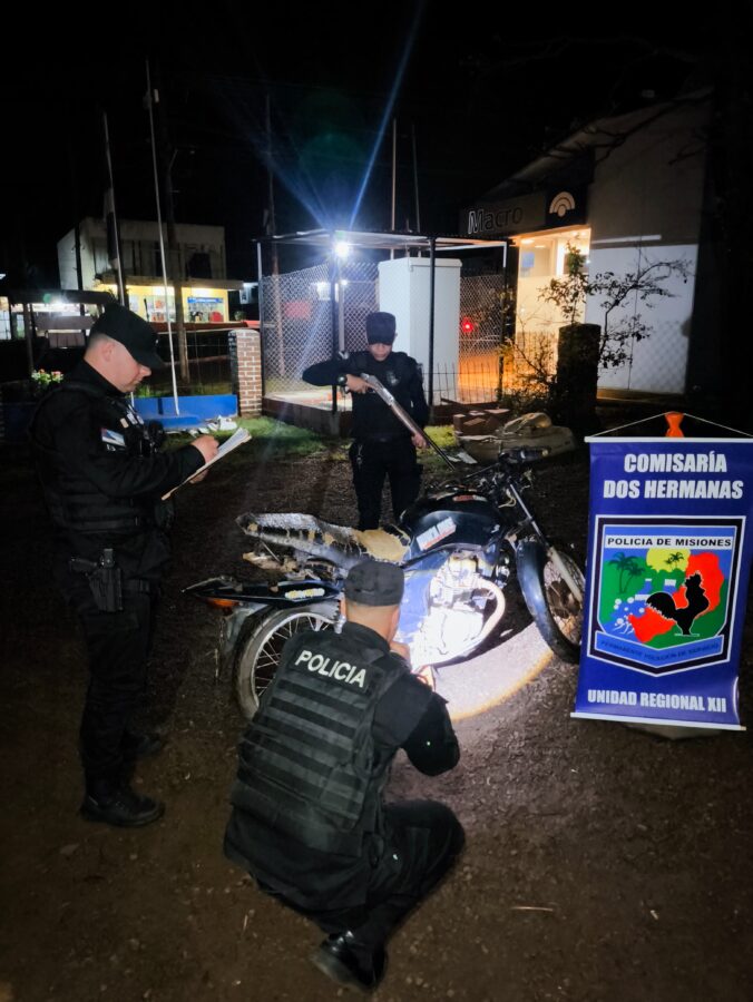 Quiso evadir un control y despistó, cuando lo identificaron tenía pedido de captura y la moto que conducía era robada 1 2 - detenido 2 - 1