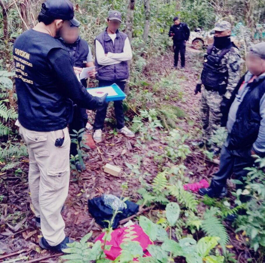 Una patrulla policial frustró un presunto intercambio de droga con un dealer en una zona de monte de Montecarlo 1 2 - droga montecarlo 1 - 1