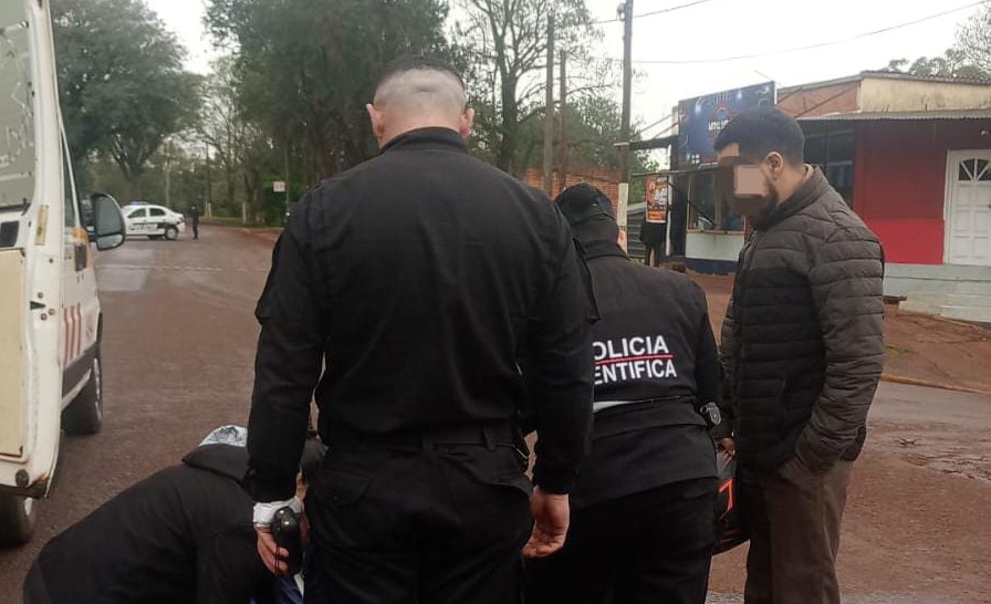 Buscan a un automovilista que chocó a una motociclista y huyó en Eldorado