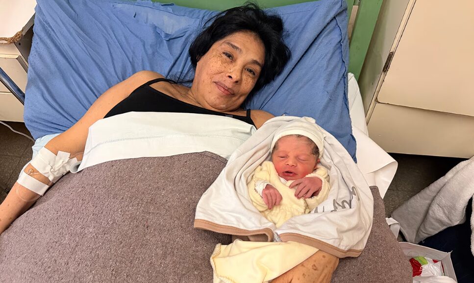 La mujer que fue madre a los 62 años ya recibió el alta médica junto a su bebé