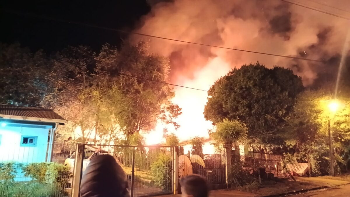 Santo Pipó: dos viviendas fueron consumidas por un incendio y un hombre resultó con quemaduras
