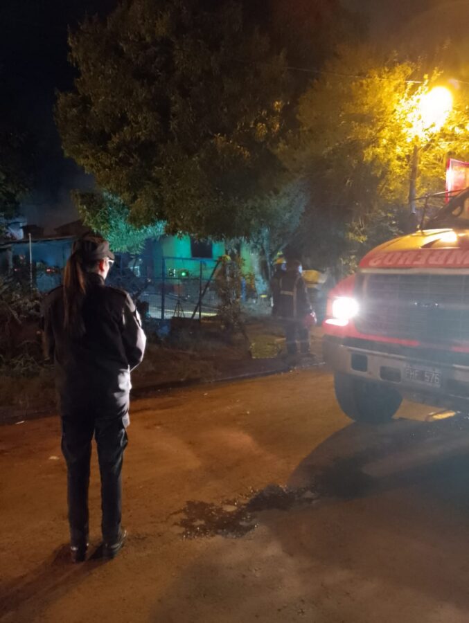 Santo Pipó: dos viviendas fueron consumidas por un incendio y un hombre resultó con quemaduras 2 4 - incendio 5 - 3