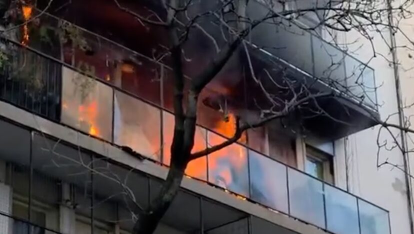 Feroz incendio en un edificio lindero al departamento donde cumple prisión domiciliaria Cristina Kirchner