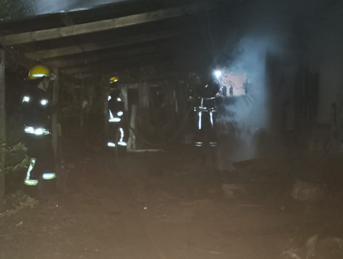 Murió una mujer durante un incendio en Jardín América y demoraron a su pareja