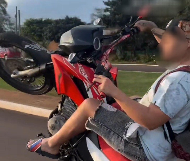 Hacía “Willy” y casi atropelló a su vecino en San Ignacio: le secuestratron la moto
