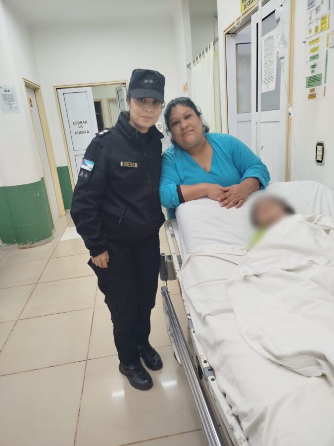 Policías reanimaron a un niño de un año que llegó sin respirar a una comisaría de Puerto Iguazú 2 4 - reanimacion nino 1 - 3