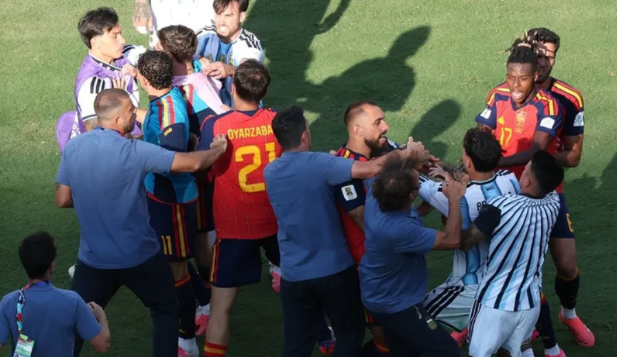 La FIFA sancionó con dureza a la Selección Argentina por los incidentes ante España y la bandera de Malvinas