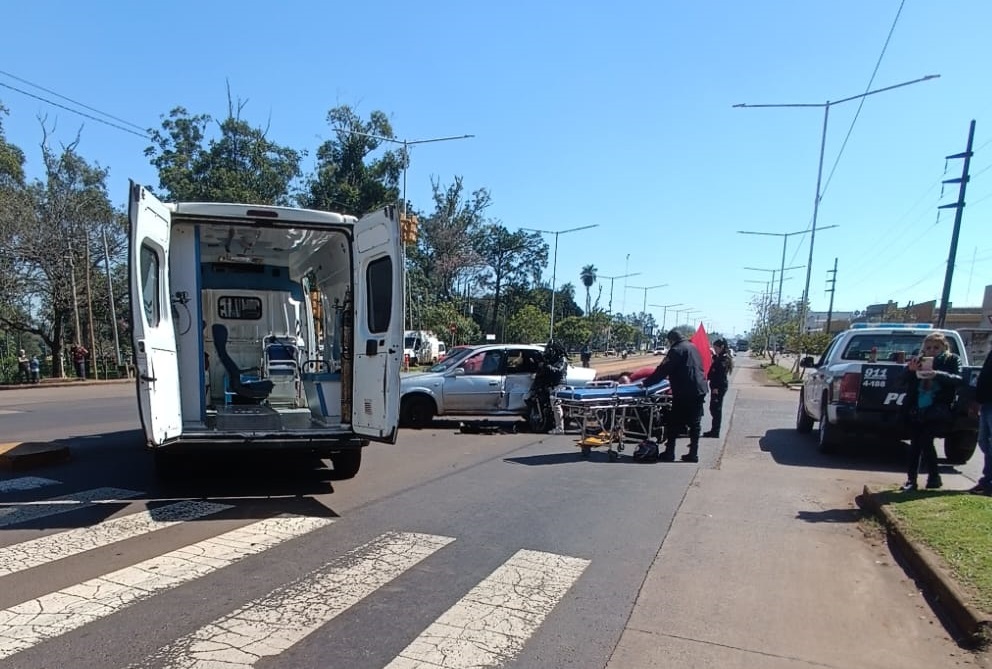 Choque entre auto y moto en Garupá terminó con una mujer con fractura de tibia