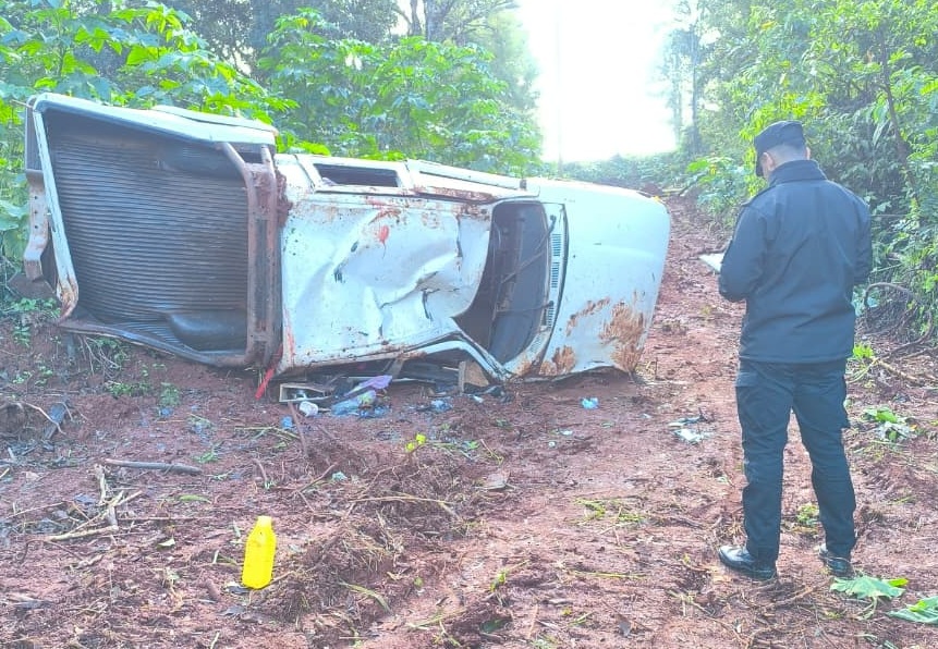 Un hombre resultó lesionado tras despistar con su camioneta en Dos de Mayo