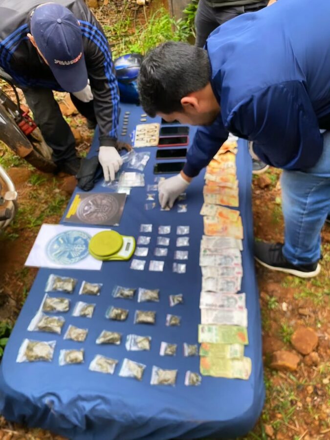 Allanaron una vivienda por robos de motos en Iguazu y la can policial detecto marihuana y cocaina fraccionadas 3 - 11