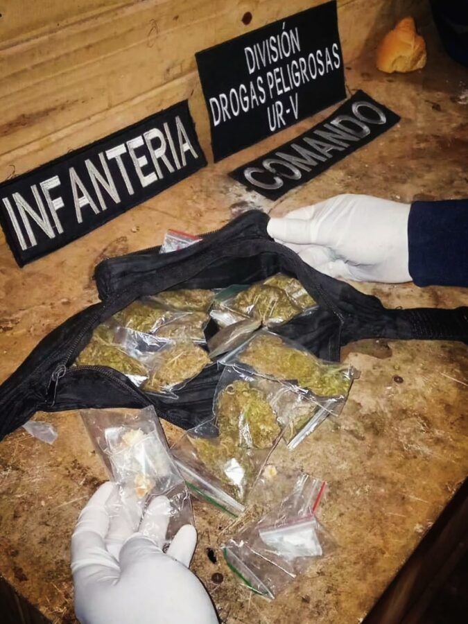 Allanaron una vivienda por robos de motos en Iguazu y la can policial detecto marihuana y cocaina fraccionadas 5 - 7