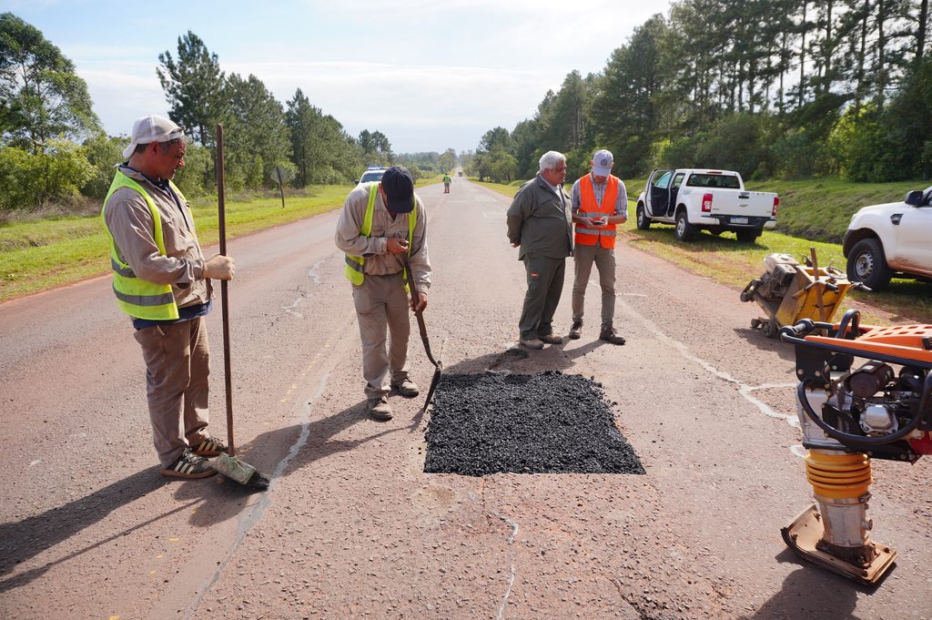 Vialidad de Misiones prueba asfalto en frío para agilizar el arreglo de baches 1 2 - DPV ASFALTO EN FRIO 2 - 1