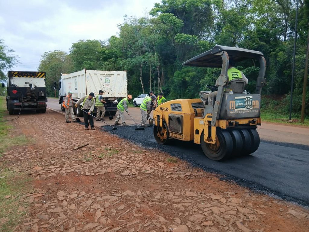 Vialidad provincial desplegó trabajos de bacheo en distintos puntos de Misiones y prepara nuevas obras 1 2 - DPV BACHEO PTO ESPERANZA - 1