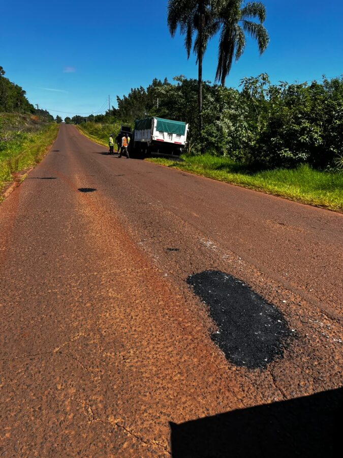Vialidad provincial desplegó trabajos de bacheo en distintos puntos de Misiones y prepara nuevas obras 3 6 - DPV BACHEO RP 17 - 5