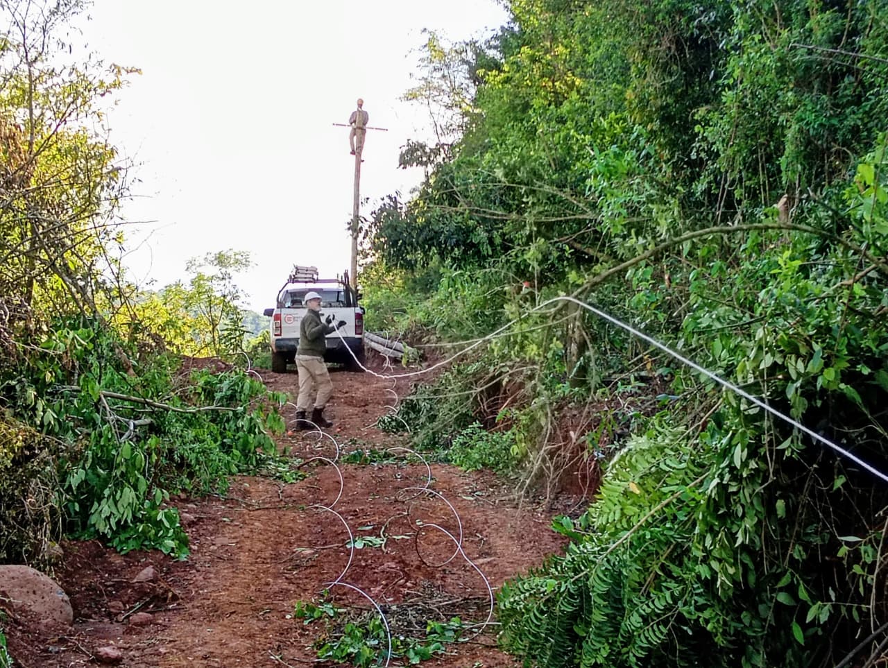 El Soberbio: finalizaron una nueva línea eléctrica para garantizar el suministro en La Barra ante posibles crecidas por El Niño 1 2 - El Soberbio finalizaron una nueva linea electrica para garantizar el suministro en La Barra ante posibles crecidas por El Nino 1 - 1