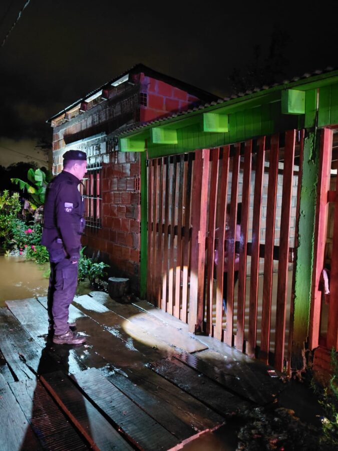 Fuertes lluvias movilizaron a policias y bomberos en distintos puntos de Misiones 3 - 9