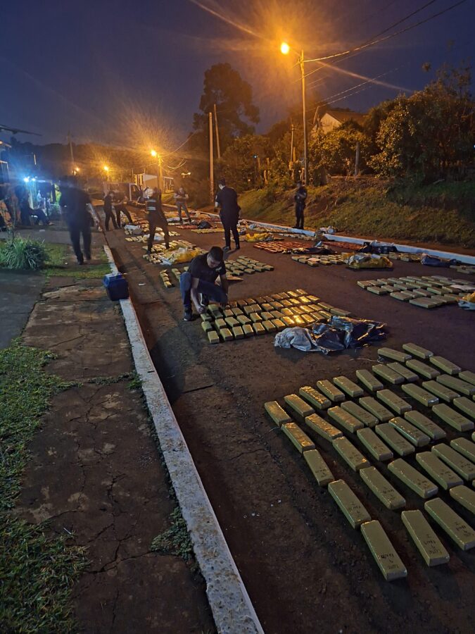 Incautaron casi dos toneladas de marihuana valuadas en 4.400 millones en General Urquiza 1 - 5