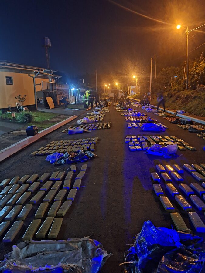 Incautaron casi dos toneladas de marihuana valuadas en 4.400 millones en General Urquiza 5 - 3