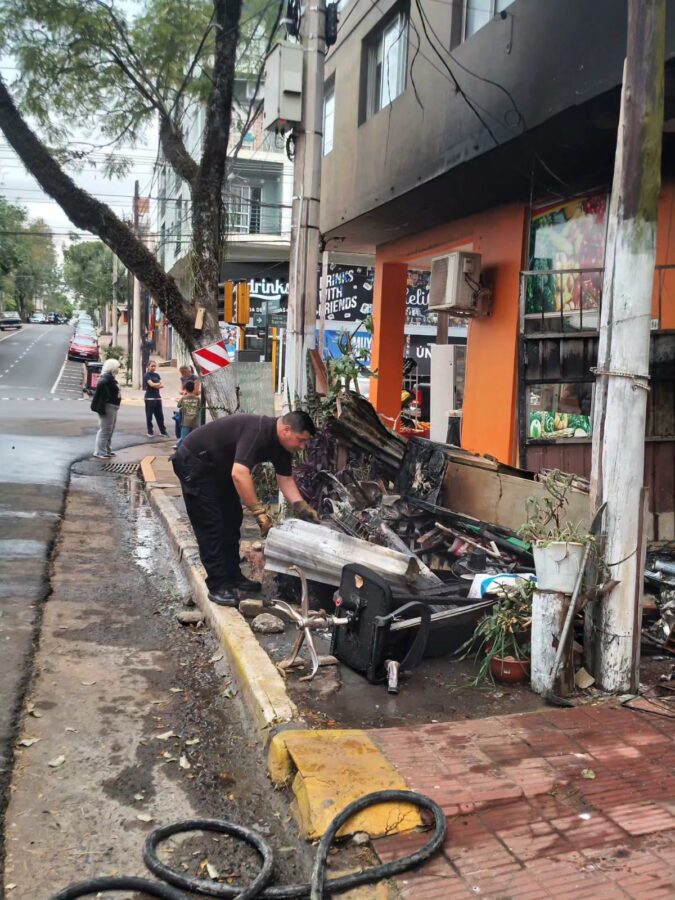 Incendio en un edificio de Posadas: demoraron al hombre que vivía en el garaje donde se habría iniciado el fuego 1 2 - Incendio en un edificio de Posadas demoraron al hombre que vivia en el garaje donde se habria iniciado el fuego 1 - 1