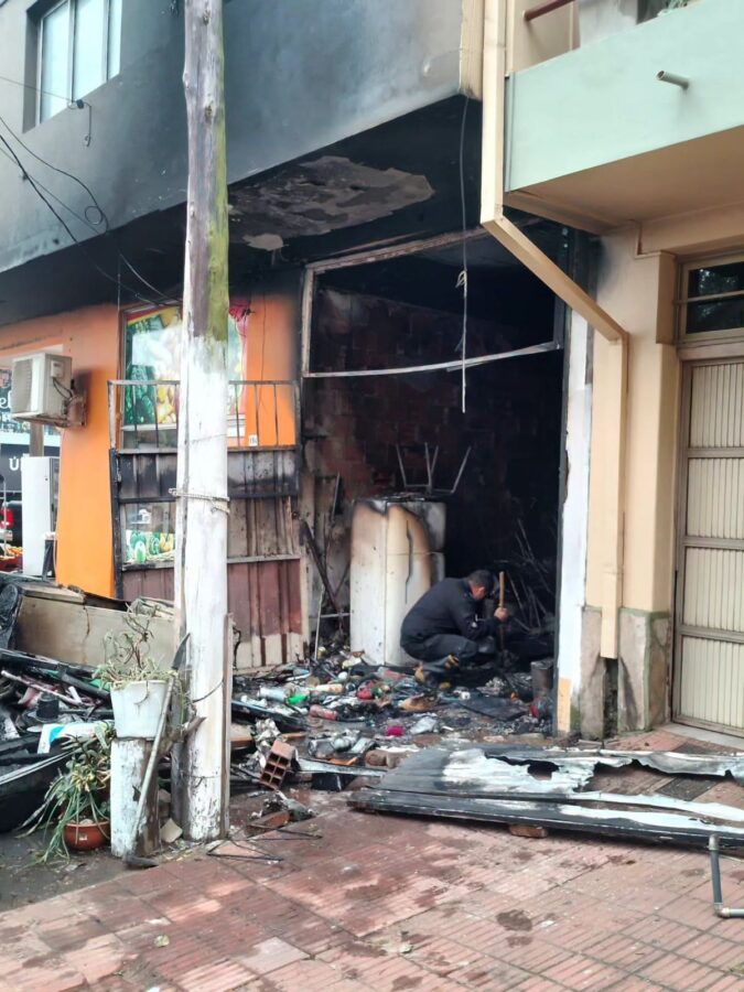 Incendio en un edificio de Posadas: demoraron al hombre que vivía en el garaje donde se habría iniciado el fuego 2 4 - Incendio en un edificio de Posadas demoraron al hombre que vivia en el garaje donde se habria iniciado el fuego 4 - 3