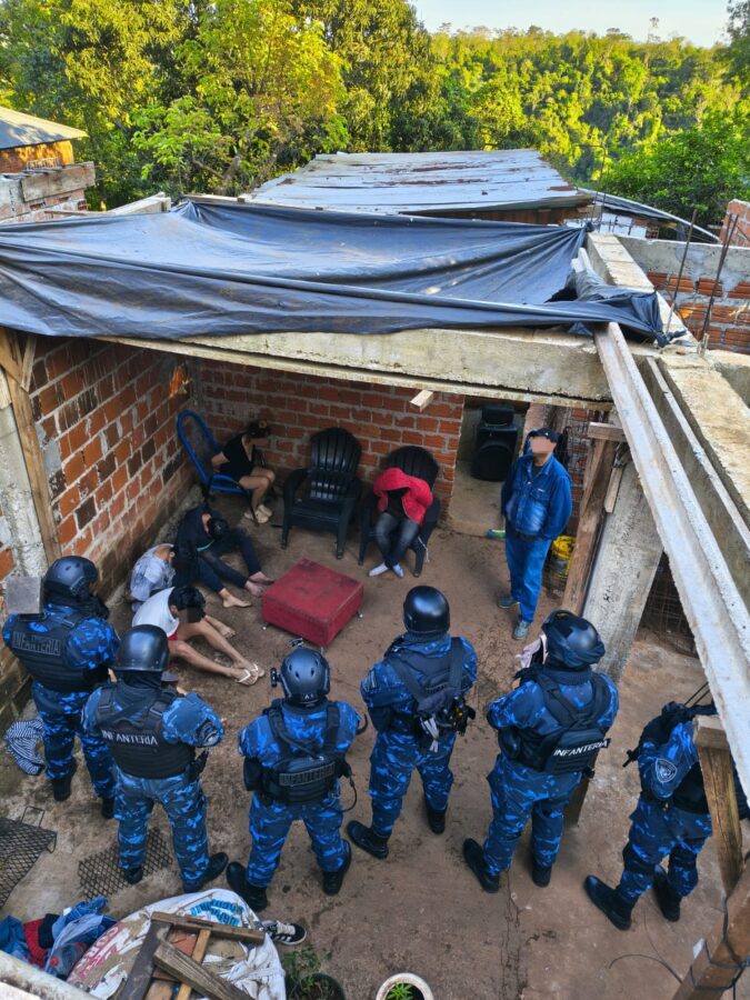 Investigaban el robo de una moto y allanaron una vivienda donde secuestraron otros dos rodados en Iguazú 5 10 - Investigaban el robo de una motocicleta y allanaron una vivienda donde secuestraron otros dos rodados en Iguazu 2 - 9