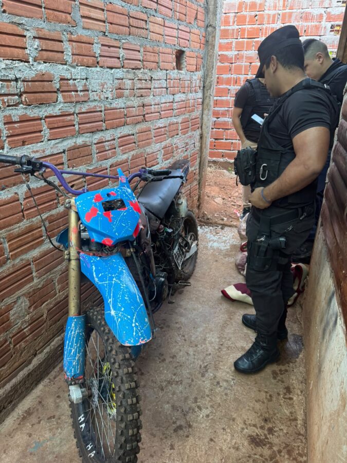 Investigaban el robo de una moto y allanaron una vivienda donde secuestraron otros dos rodados en Iguazú 3 6 - Investigaban el robo de una motocicleta y allanaron una vivienda donde secuestraron otros dos rodados en Iguazu 4 - 5