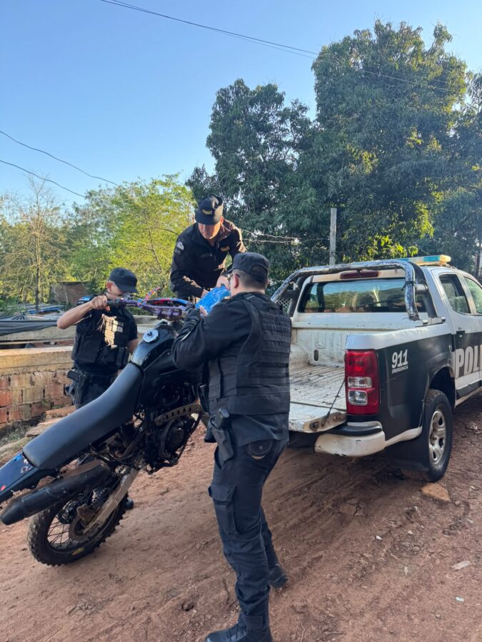 Investigaban el robo de una moto y allanaron una vivienda donde secuestraron otros dos rodados en Iguazú 2 4 - Investigaban el robo de una motocicleta y allanaron una vivienda donde secuestraron otros dos rodados en Iguazu 5 - 3