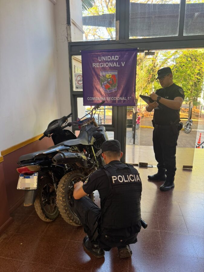 Investigaban el robo de una moto y allanaron una vivienda donde secuestraron otros dos rodados en Iguazú 1 2 - Investigaban el robo de una motocicleta y allanaron una vivienda donde secuestraron otros dos rodados en Iguazu 6 - 1