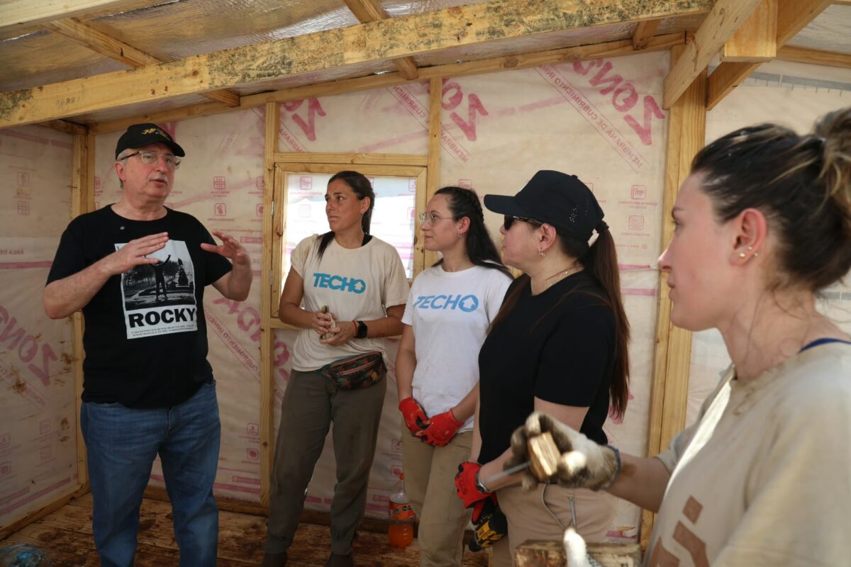 Junto a Passalacqua, TECHO movilizó a más de 90 voluntarios para construir diez viviendas en Posadas 7 14 - Junto a Passalacqua TECHO movilizo a mas de 90 voluntarios para construir diez viviendas en Posadas 2 - 13