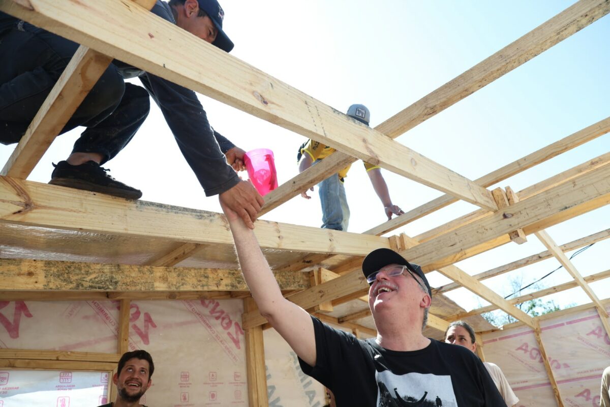 Junto a Passalacqua, TECHO movilizó a más de 90 voluntarios para construir diez viviendas en Posadas 6 12 - Junto a Passalacqua TECHO movilizo a mas de 90 voluntarios para construir diez viviendas en Posadas 3 - 11