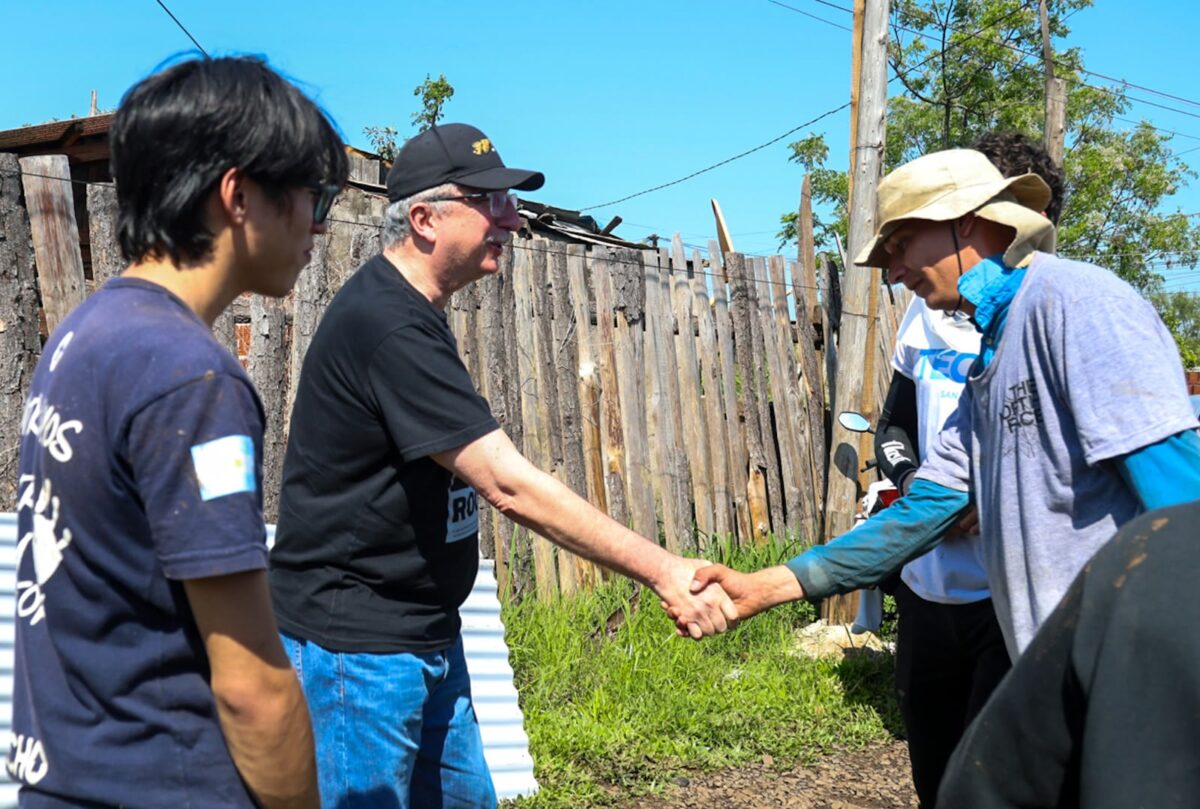 Junto a Passalacqua, TECHO movilizó a más de 90 voluntarios para construir diez viviendas en Posadas 3 6 - Junto a Passalacqua TECHO movilizo a mas de 90 voluntarios para construir diez viviendas en Posadas 5 - 5