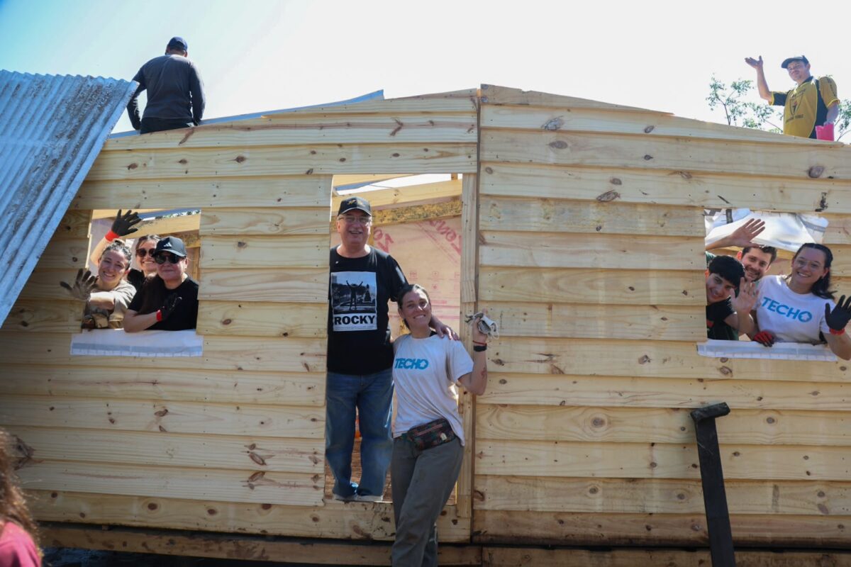 Junto a Passalacqua, TECHO movilizó a más de 90 voluntarios para construir diez viviendas en Posadas 4 8 - Junto a Passalacqua TECHO movilizo a mas de 90 voluntarios para construir diez viviendas en Posadas 7 - 7