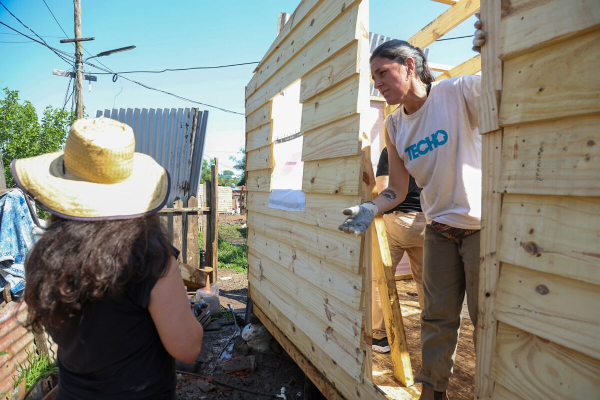 Junto a Passalacqua, TECHO movilizó a más de 90 voluntarios para construir diez viviendas en Posadas 5 10 - Junto a Passalacqua TECHO movilizo a mas de 90 voluntarios para construir diez viviendas en Posadas 8 - 9