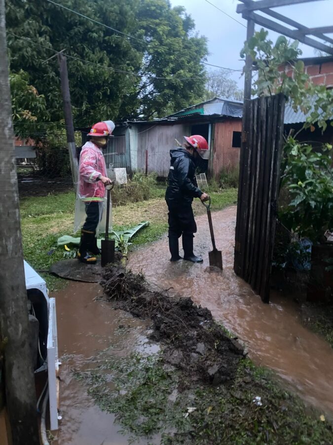 Las intensas lluvias anegaron patios en Garupá y un operativo evitó que el agua ingresara a las viviendas 1 2 - Las intensas lluvias anegaron patios en Garupa y un operativo evito que el agua ingresara a las viviendas 1 - 1