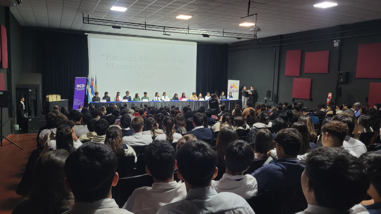 Montecarlo fortaleció la participación juvenil con una nueva edición del Parlamento Estudiantil 3 6 - Montecarlo fortalecio la participacion juvenil con una nueva edicion del Parlamento Estudiantil 3 - 5