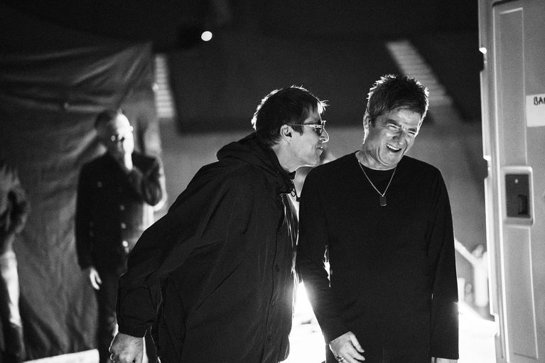 Los hermanos sean unidos: Oasis mira hacia atrás en el IMAX