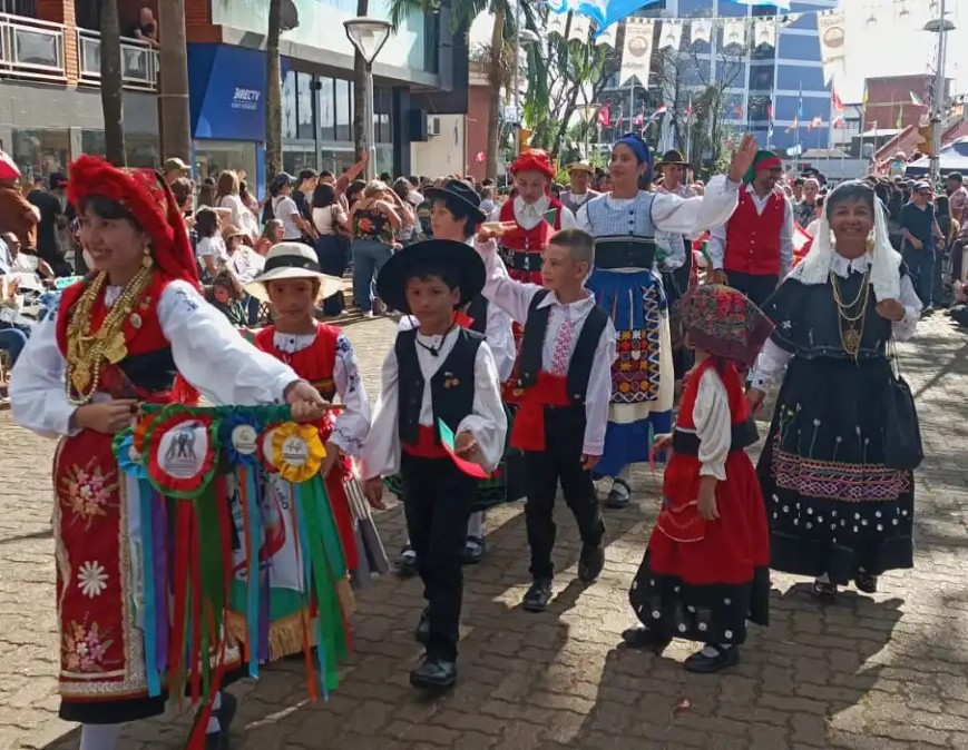 Oberá puso en marcha la 46ª Fiesta Nacional del Inmigrante con su tradicional desfile de colectividades 1 2 - Obera puso en marcha la 46a Fiesta Nacional del Inmigrante con su tradicional desfile de colectividades 2 - 1