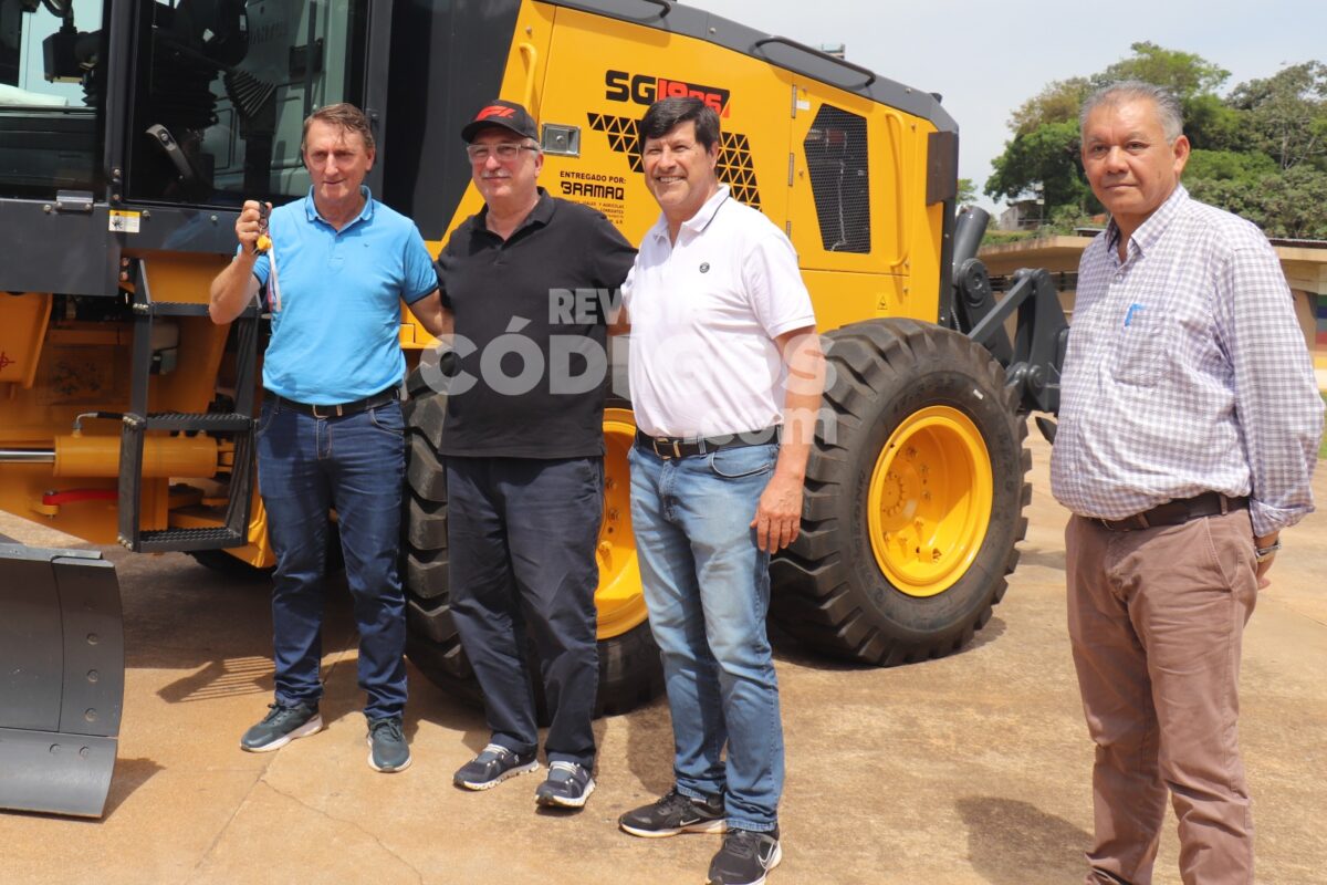 Passalacqua entregó motoniveladoras a El Soberbio e Hipólito Yrigoyen para mejorar caminos rurales 3 6 - Passalacqua entrego motoniveladoras a El Soberbio e Hipolito Yrigoyen para mejorar caminos rurales 11 - 5