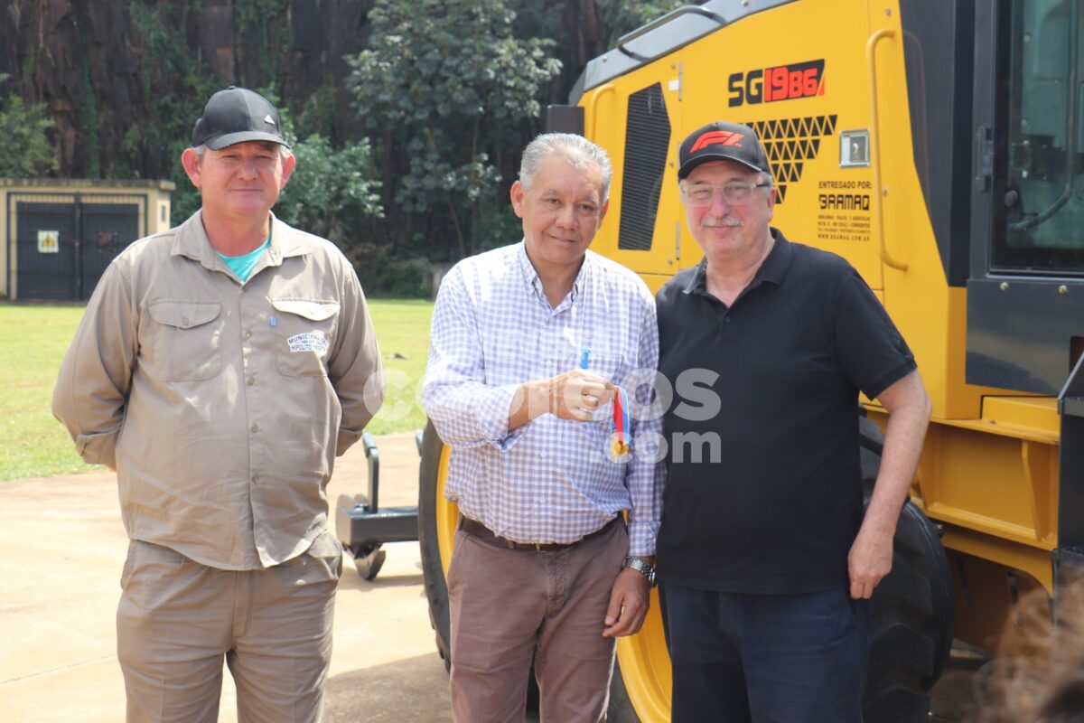 Passalacqua entregó motoniveladoras a El Soberbio e Hipólito Yrigoyen para mejorar caminos rurales 4 8 - Passalacqua entrego motoniveladoras a El Soberbio e Hipolito Yrigoyen para mejorar caminos rurales 12 - 7