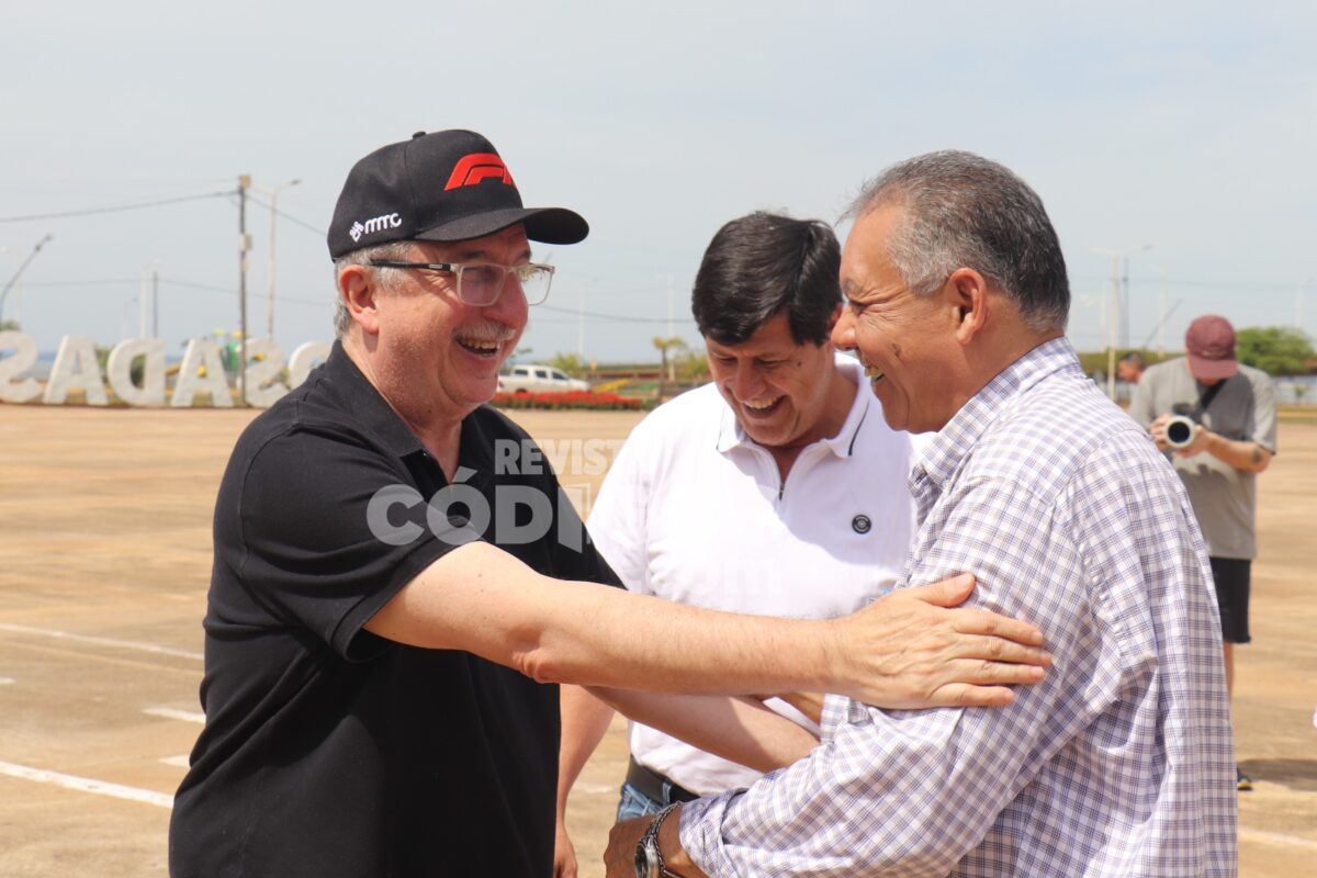 Passalacqua entregó motoniveladoras a El Soberbio e Hipólito Yrigoyen para mejorar caminos rurales 2 4 - Passalacqua entrego motoniveladoras a El Soberbio e Hipolito Yrigoyen para mejorar caminos rurales 7 - 3