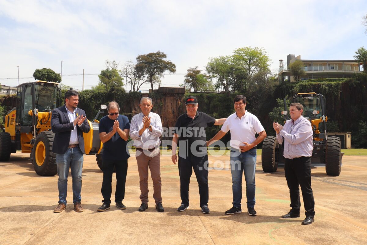 Passalacqua entregó motoniveladoras a El Soberbio e Hipólito Yrigoyen para mejorar caminos rurales 5 10 - Passalacqua entrego motoniveladoras a El Soberbio e Hipolito Yrigoyen para mejorar caminos rurales 9 - 9