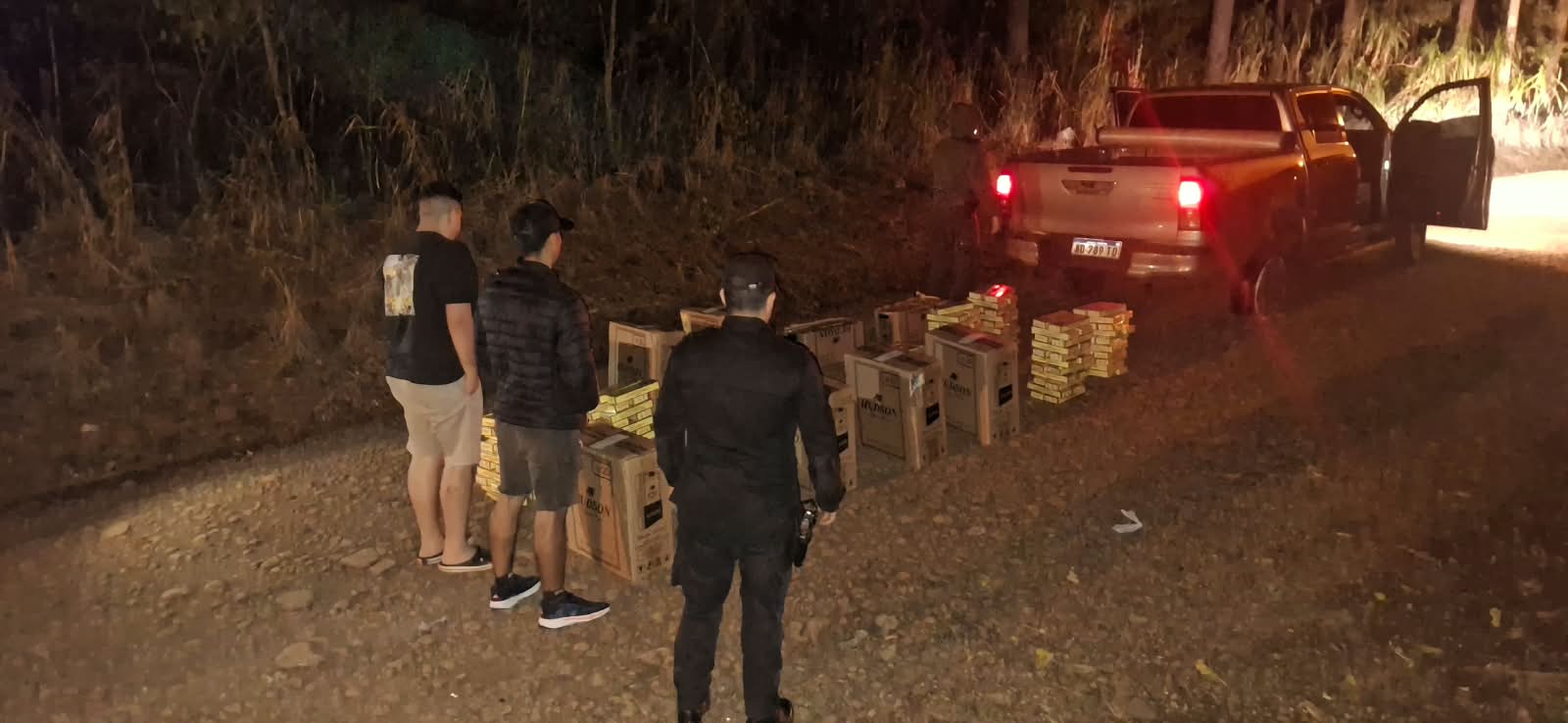 Persecución en Eldorado terminó con una camioneta abandonada y casi $20 millones en cigarrillos de contrabando 1 2 - Persecucion en Eldorado termino con una camioneta abandonada y casi 20 millones en cigarrillos de contrabando 1 - 1