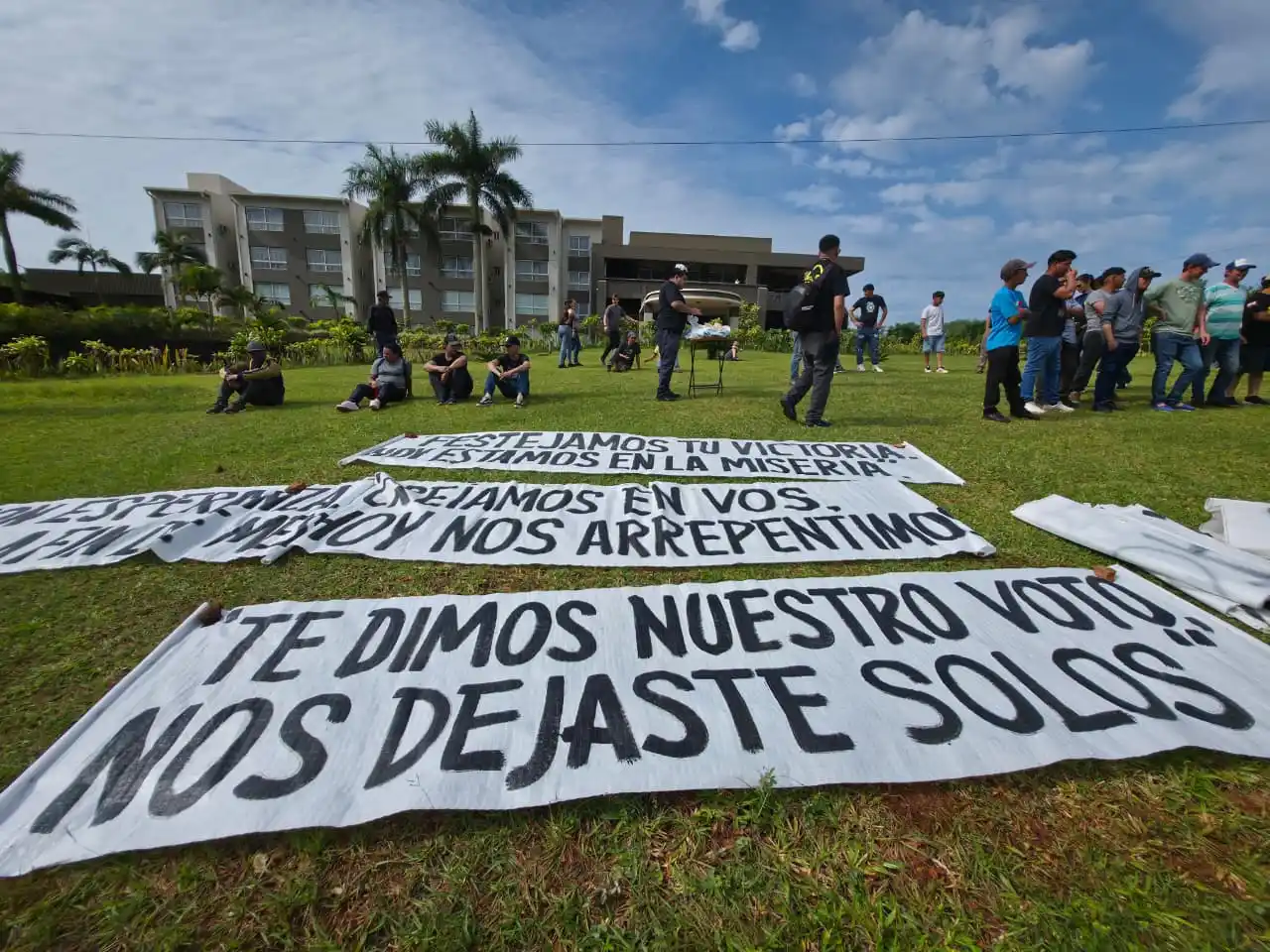 Te dimos nuestro voto nos dejaste solos fuertes reclamos de productores a Milei en su llegada a Iguazu 1 - 1