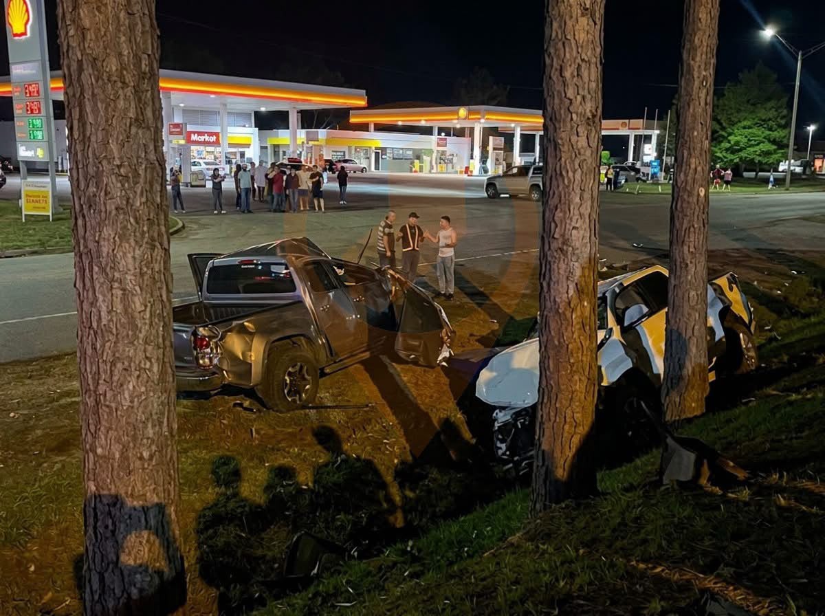 Un adolescente conducia una Amarok que protagonizo un choque con dos muertos y cinco heridos en San Vicente 2 - 1