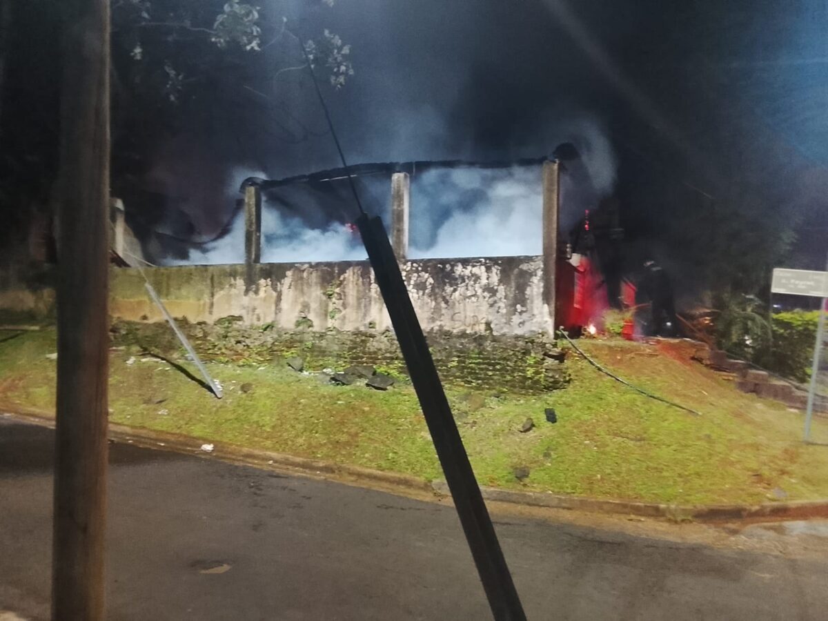 Un incendio causó importantes daños en una vivienda deshabitada de Posadas 4 8 - Un incendio causo importantes danos en una vivienda deshabitada de Posadas 2 - 7
