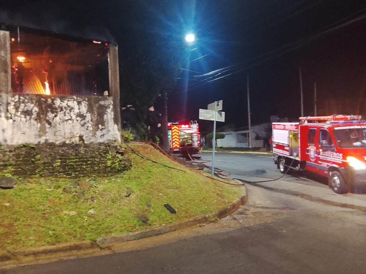 Un incendio causó importantes daños en una vivienda deshabitada de Posadas 1 2 - Un incendio causo importantes danos en una vivienda deshabitada de Posadas 5 - 1