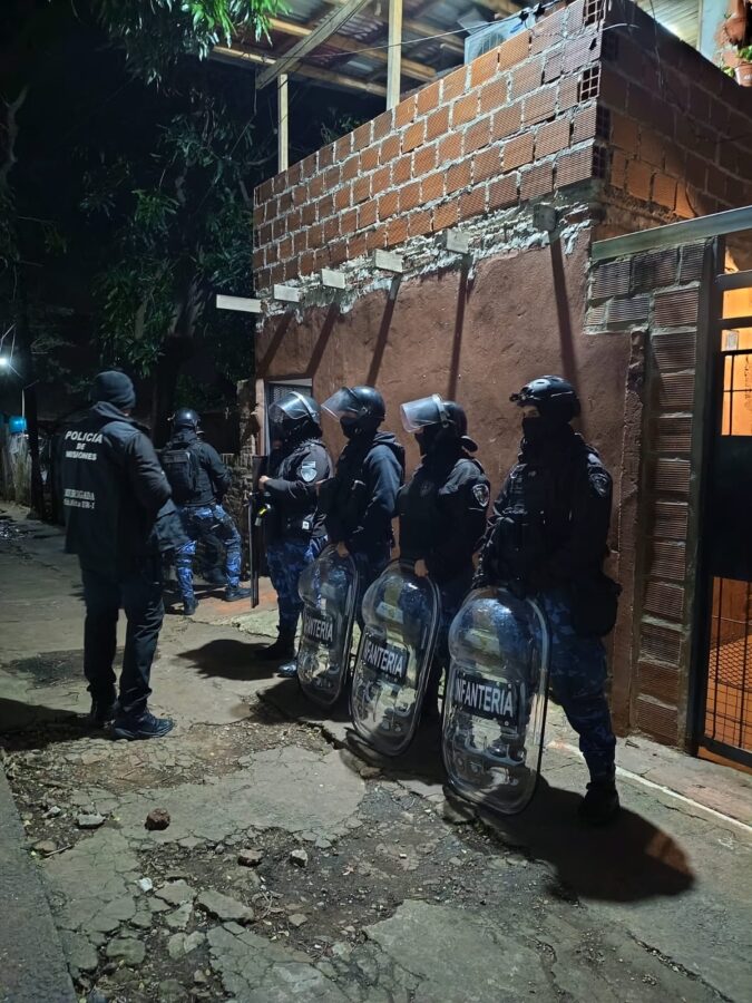 Una mujer fue rescatada tras ser retenida y amenazada por su expareja en Posadas 4 8 - Una mujer fue rescatada tras ser retenida y amenazada por su expareja en Posadas 2 - 7