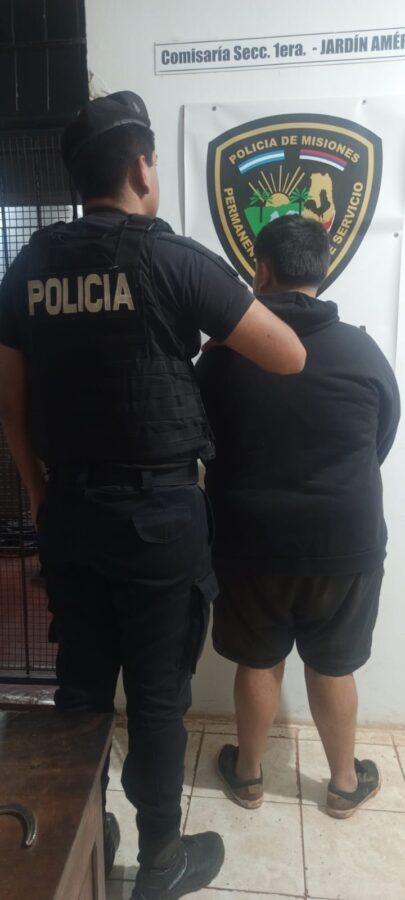 Conducía sin luces y a gran velocidad, chocó contra un patrullero y fue detenido en Jardín América 2 4 - WhatsApp Image 2026 09 26 at 08.41.35 - 3